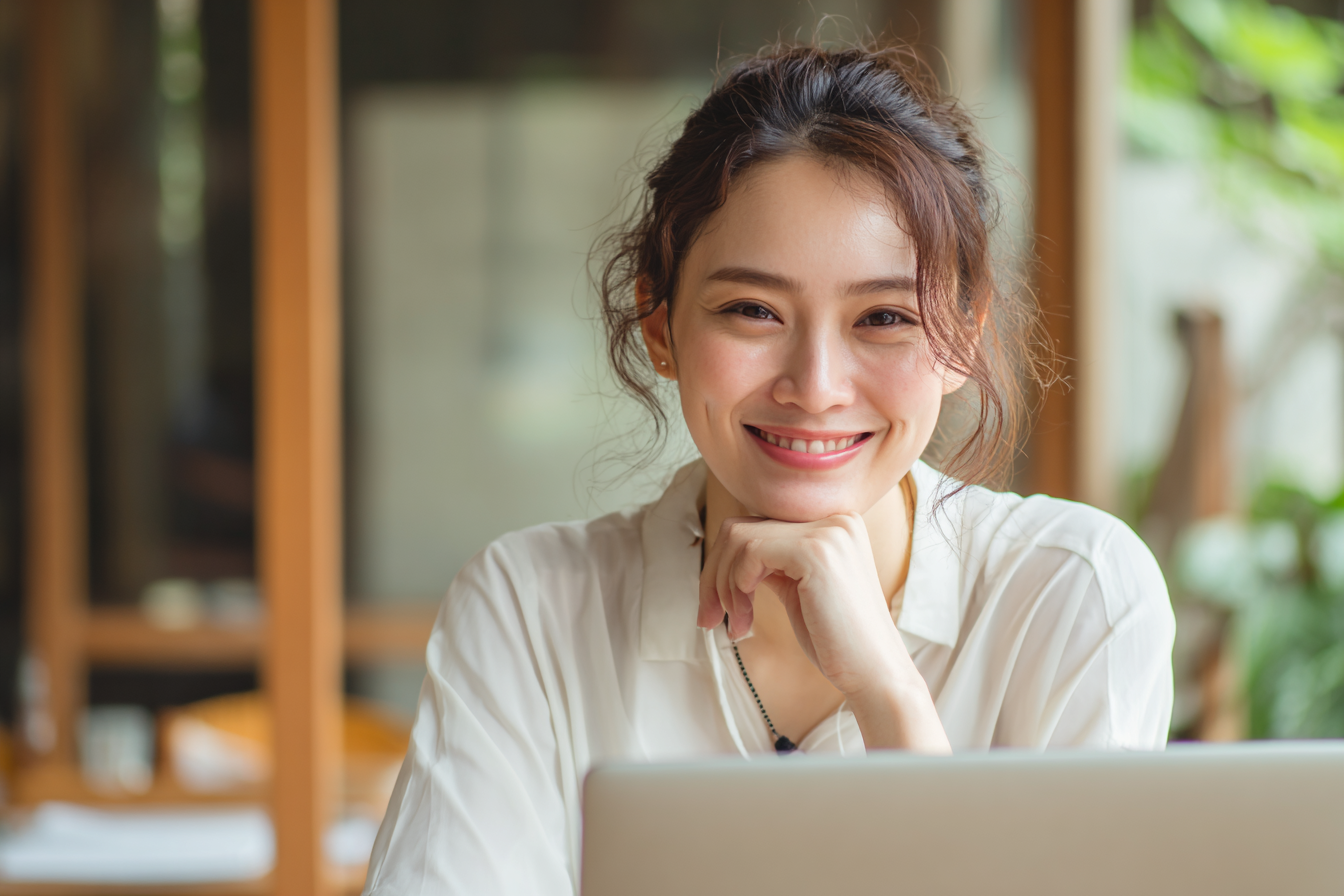 オンラインで講座を受講する女性